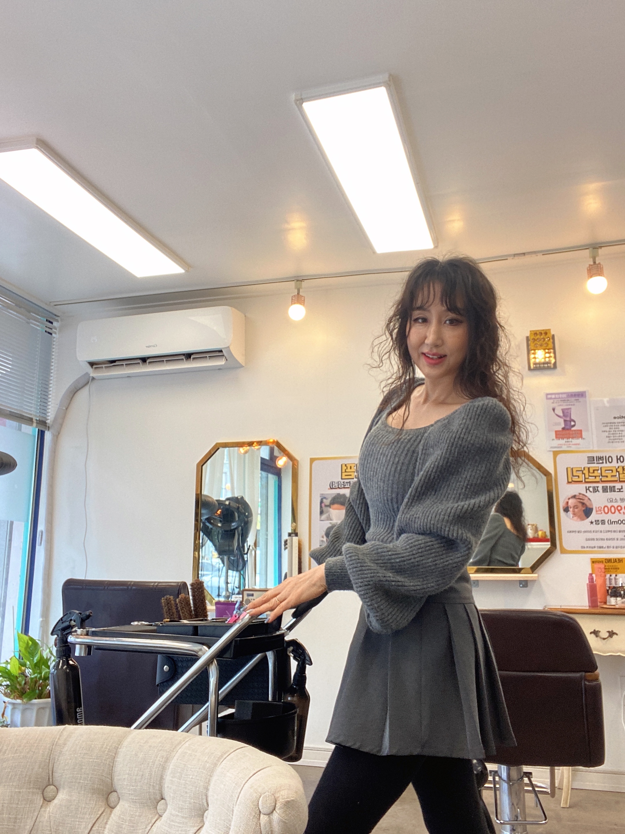 글림헤어 윤아 원장 — 미용실에서 포즈